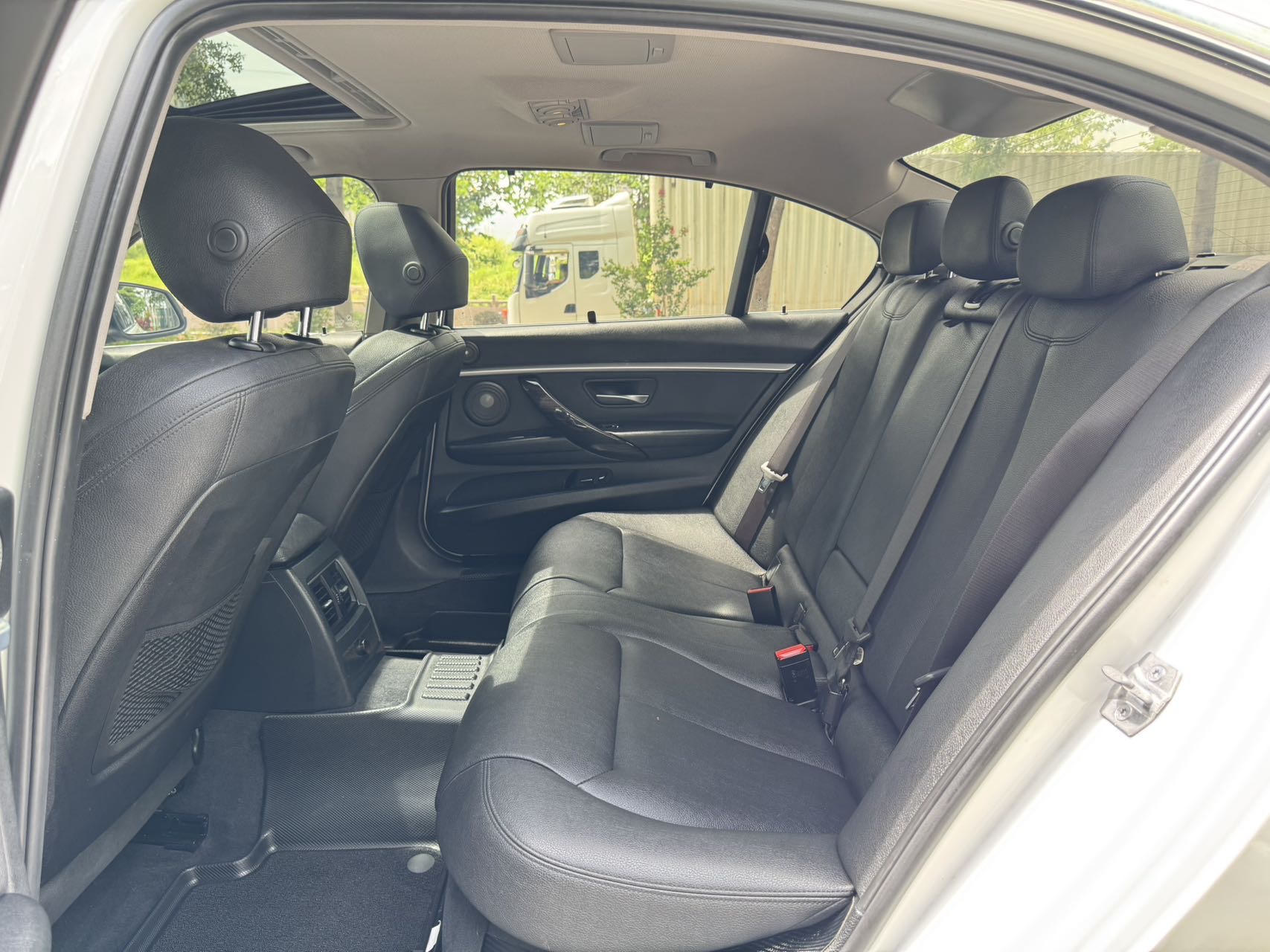 BMW 3 Series 2018 car image #9