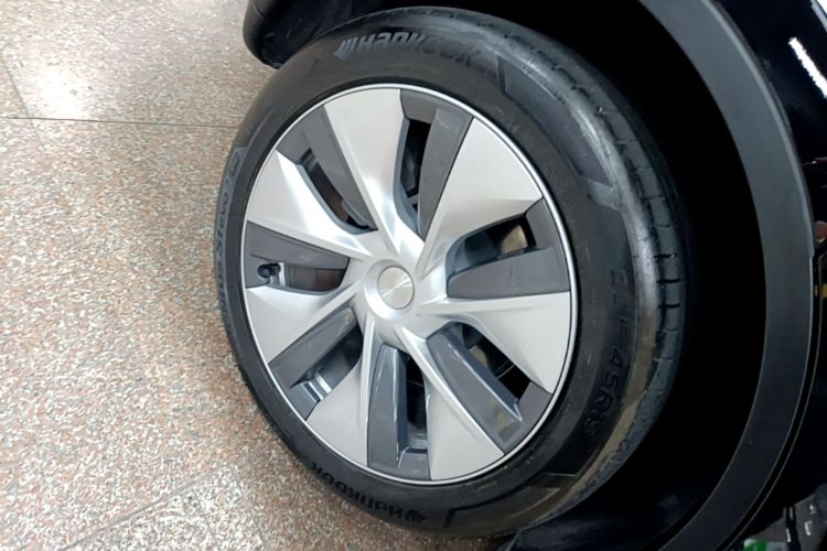 Tesla Model Y 2022 immagine di auto #10