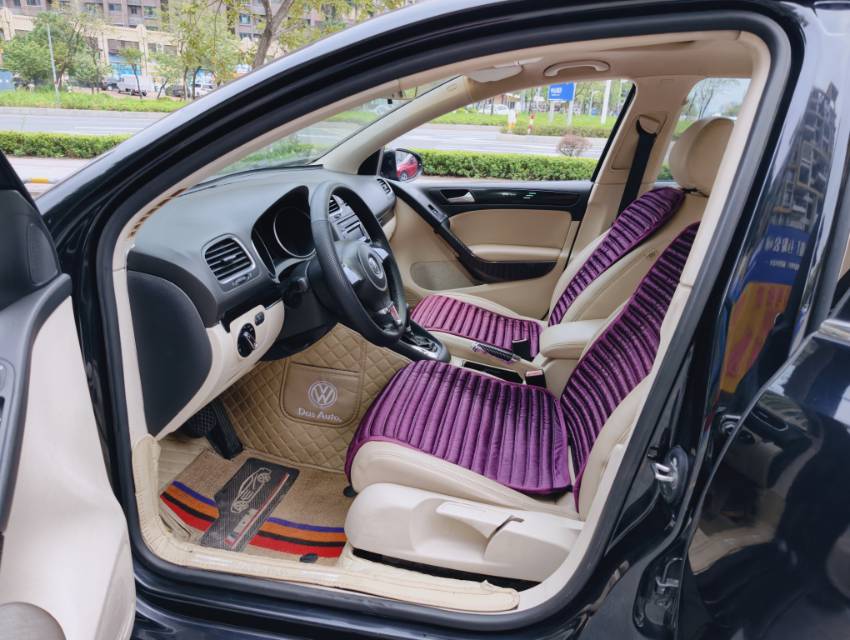 Volkswagen Golf 2010 car image #6