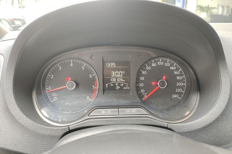 Volkswagen Polo 2016 car image #12