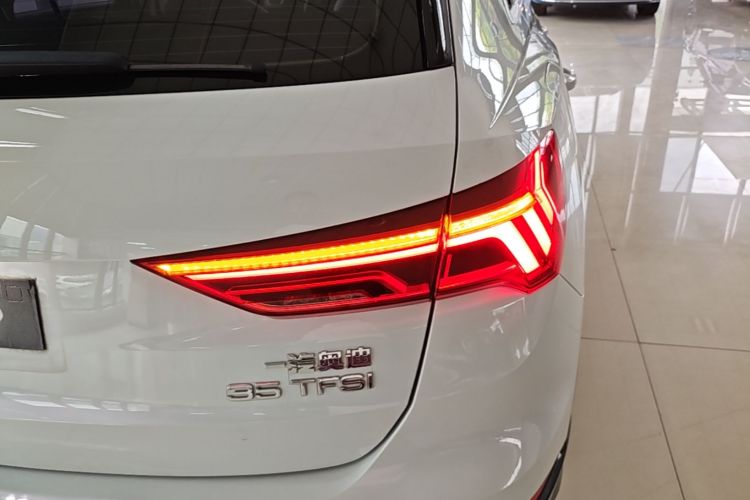Audi Q3 2020 car image #8