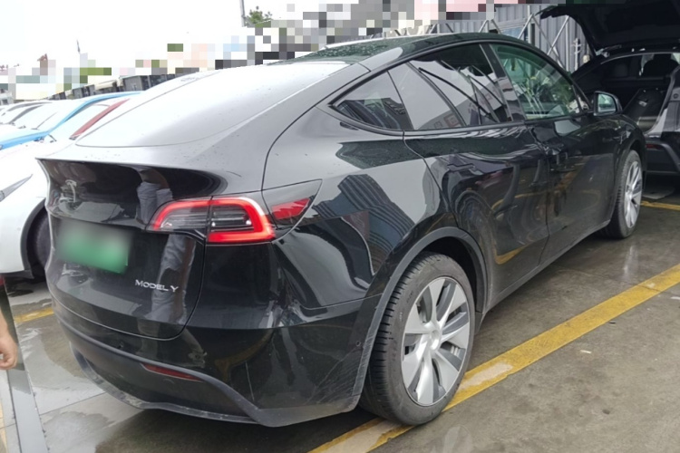 Tesla Model Y 2023 #5 Tesla Model Y 2023 car image #5