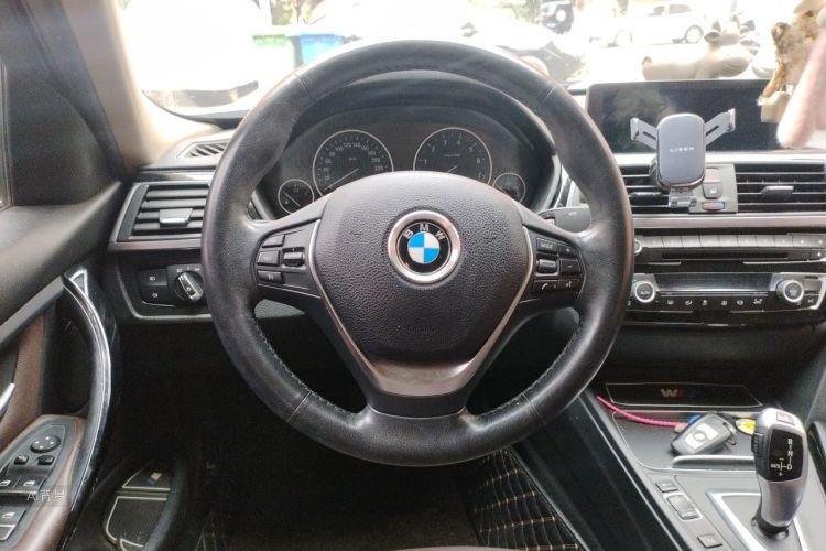 BMW 3 Series 2018 car image #12