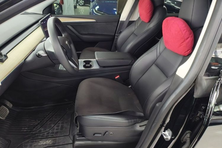 Tesla Model Y 2023 car image #15