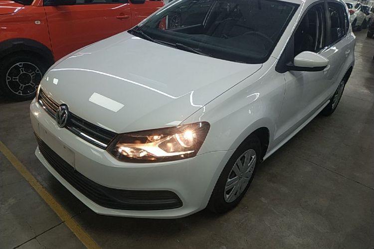 Volkswagen Polo 2015 car image #2