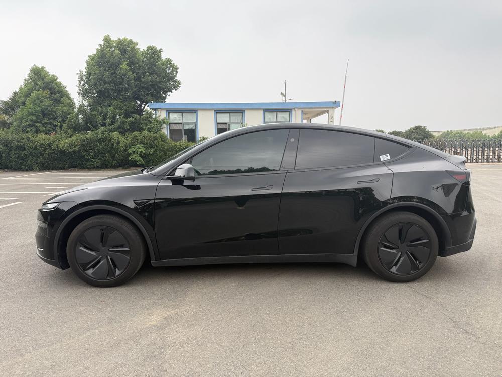 Tesla Model Y 2025 car image #4