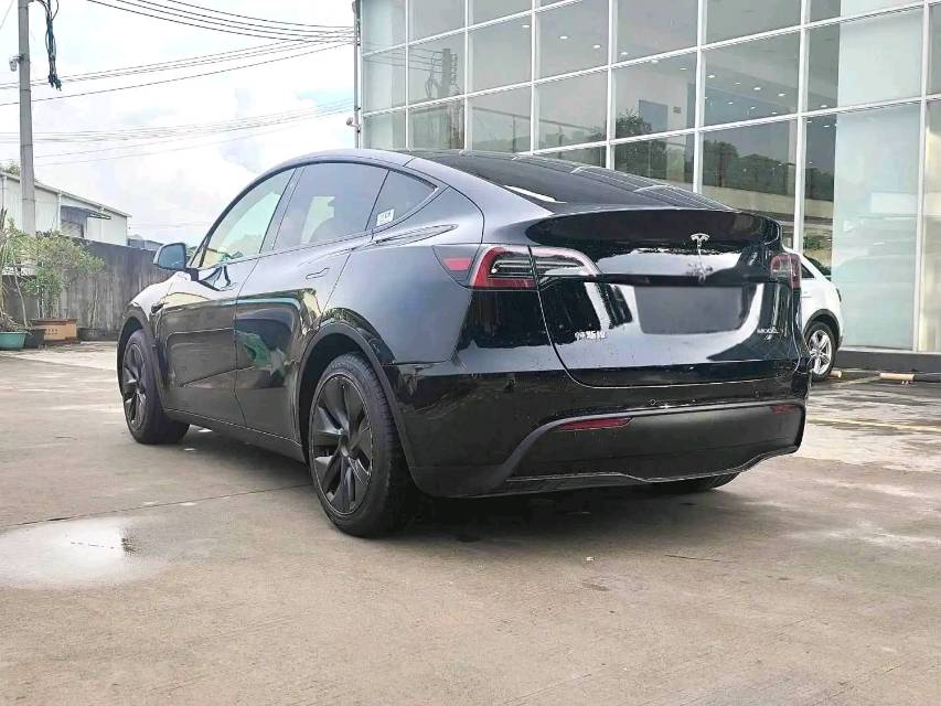Tesla Model Y 2023 #2 Tesla Model Y 2023 car image #2
