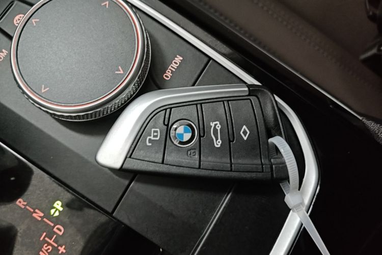 BMW 3 Series 2021 car image #9