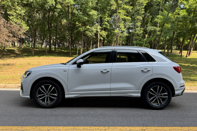 Audi Q3 2021 car image #8