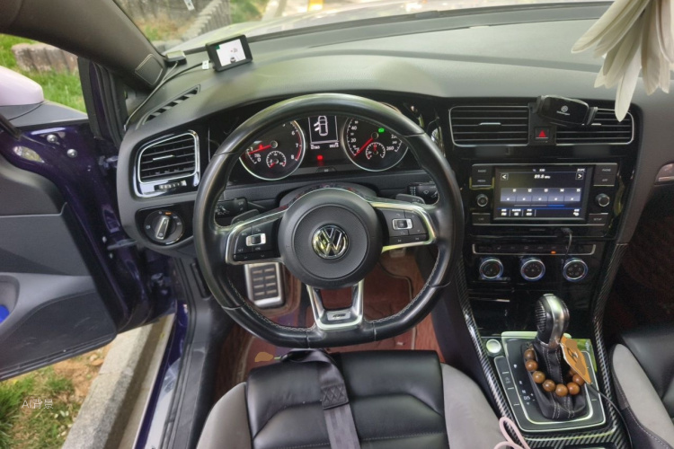 Volkswagen Golf 2018 car image #12