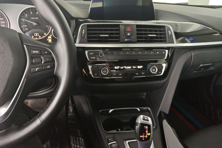 BMW 3 Series 2018 car image #13