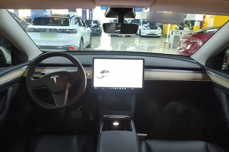 Tesla Model Y 2022 car image #11