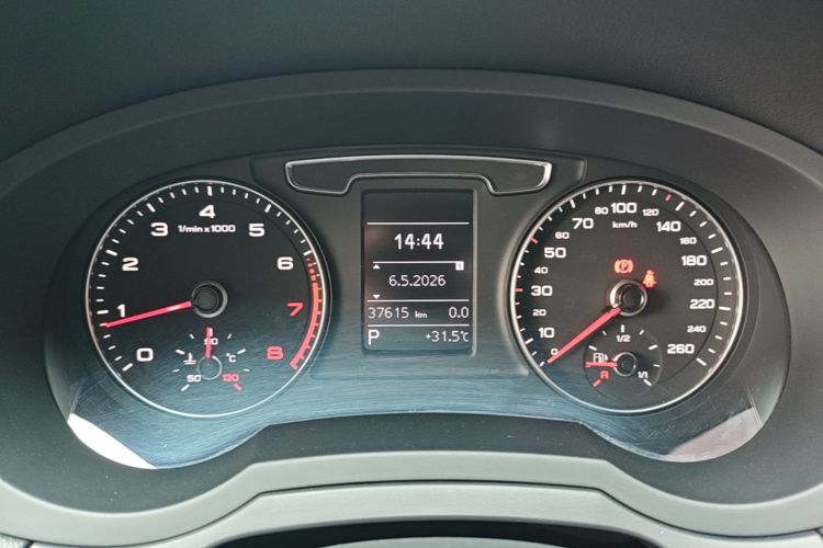 Audi Q3 2019 car image #12