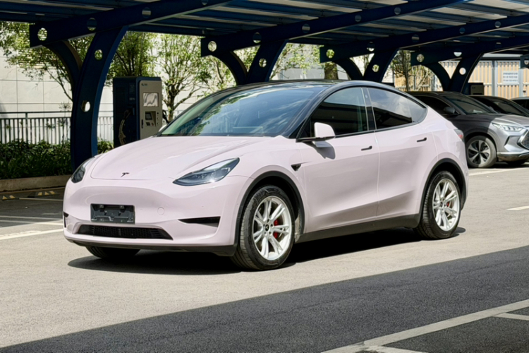 Tesla Model Y 2022 car image #2