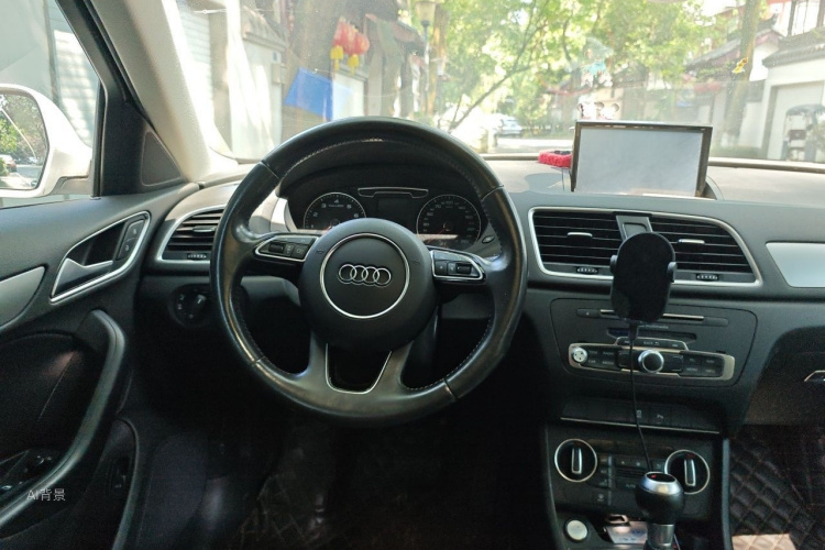 Audi Q3 2017 car image #12