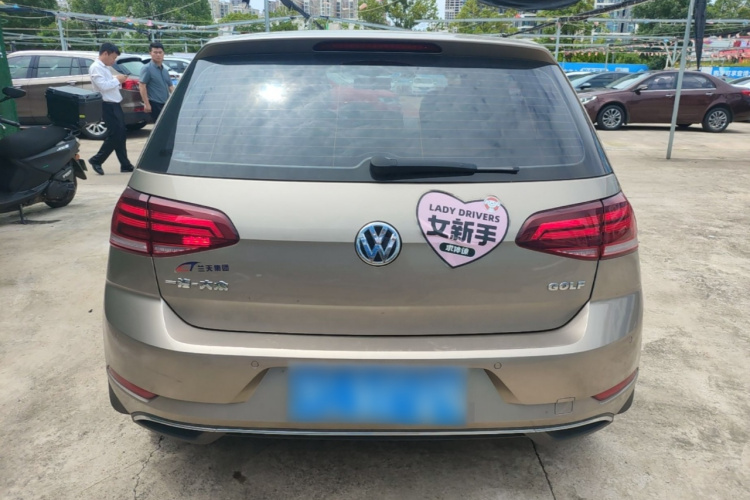 Volkswagen Golf 2018 car image #6