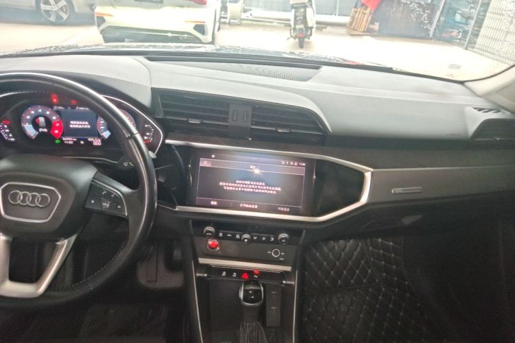 Audi Q3 2021 car image #13