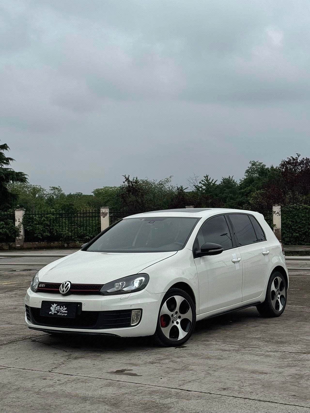 Volkswagen GolfGTI 2011 car image 