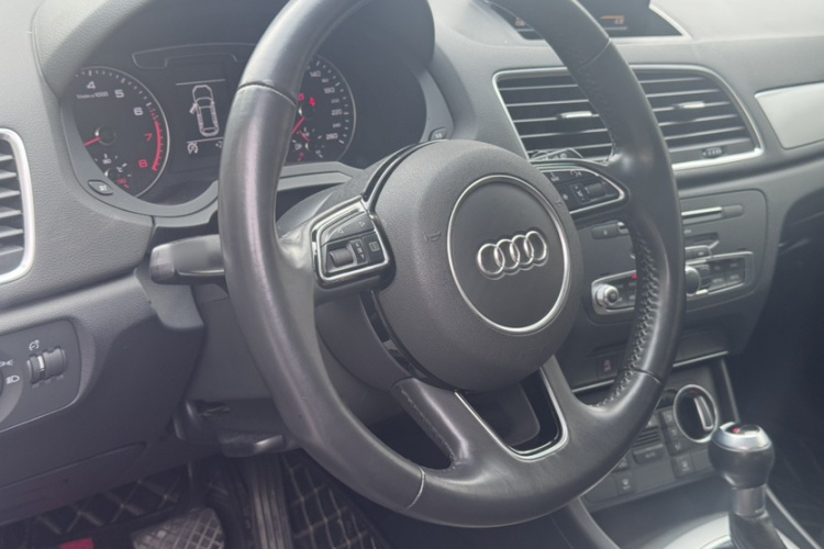 Audi Q3 2019 car image #8