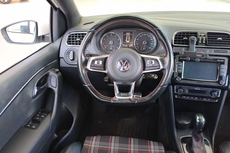 Volkswagen Polo 2016 car image #12