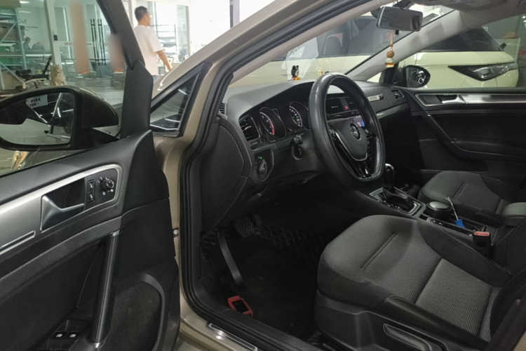Volkswagen Golf 2018 car image #16