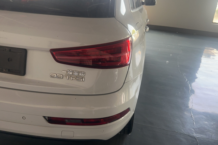 Audi Q3 2017 car image #8