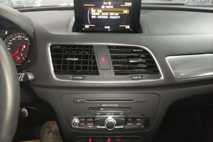 Audi Q3 2015 car image #17