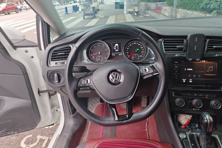Volkswagen Golf 2020 car image #12