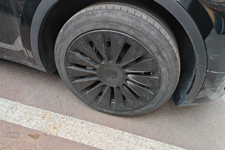 Tesla Model Y 2023 car image #9