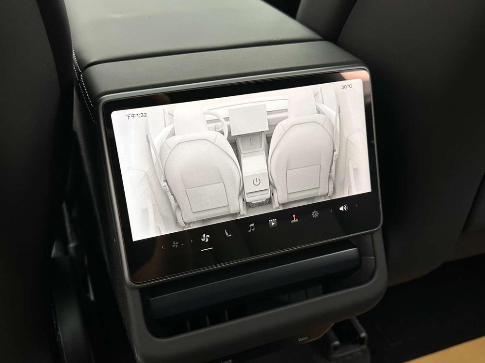 Tesla Model Y 2026 car image #10