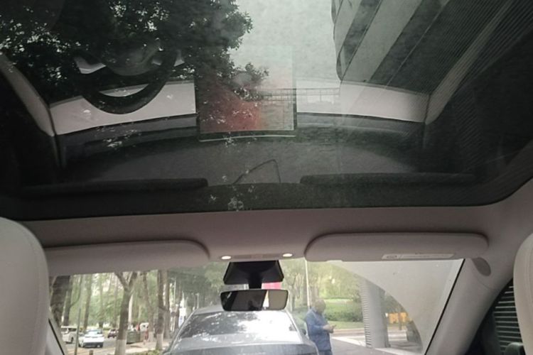 Tesla Model Y 2023 car image #18