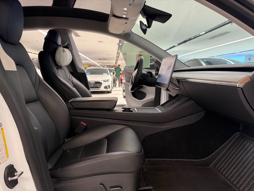 Tesla Model Y 2023 #4 Tesla Model Y 2023 car image #4