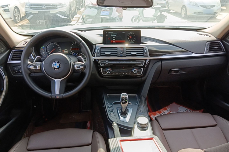 BMW 3 Series 2018 car image #10