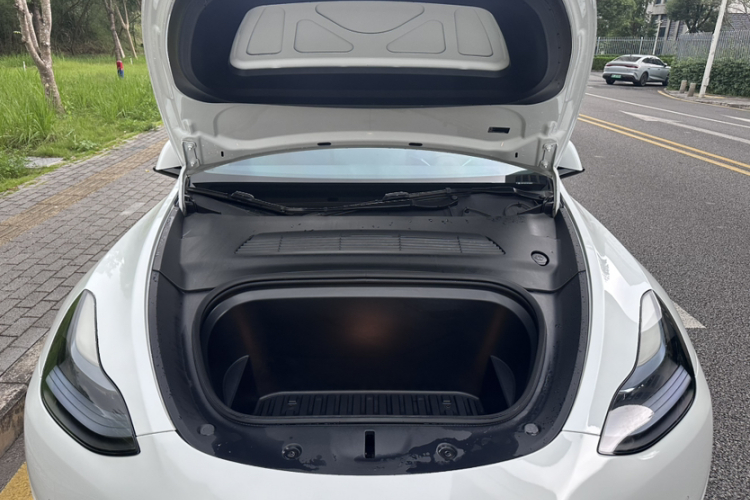 Tesla Model Y 2023 car image #27
