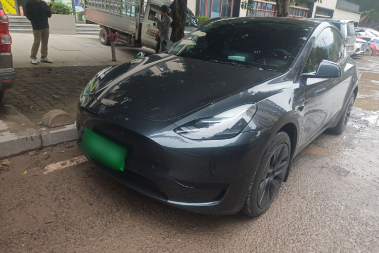 Tesla Model Y 2025 صورة سيارة #2