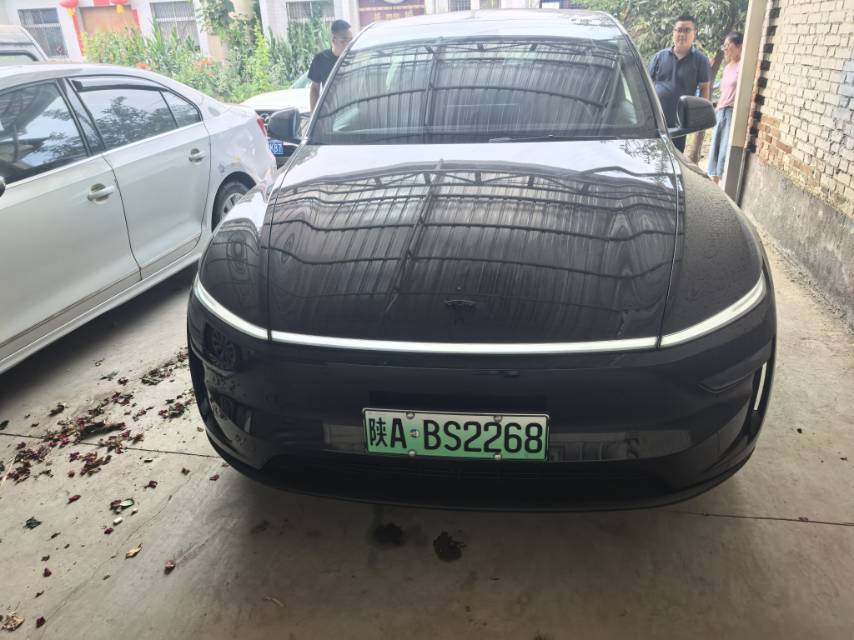 Tesla Model Y 2026 #2 Tesla Model Y 2026 car image #2