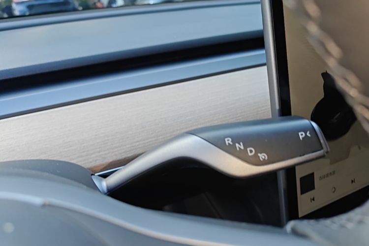Tesla Model 3 2022 car image #14