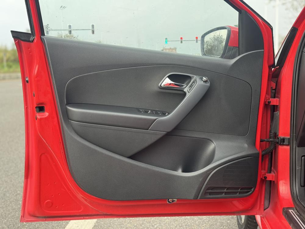 Volkswagen Polo 2014 car image #11