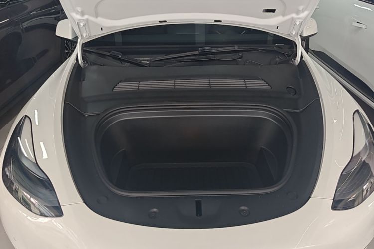 Tesla Model Y 2024 car image #20