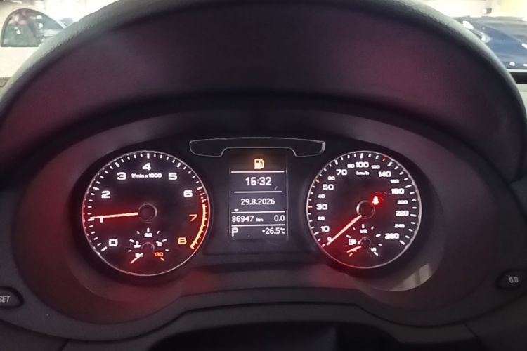 Audi Q3 2018 car image #12
