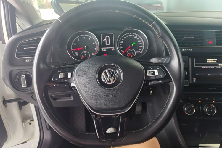 Volkswagen Golf 2018 car image #11