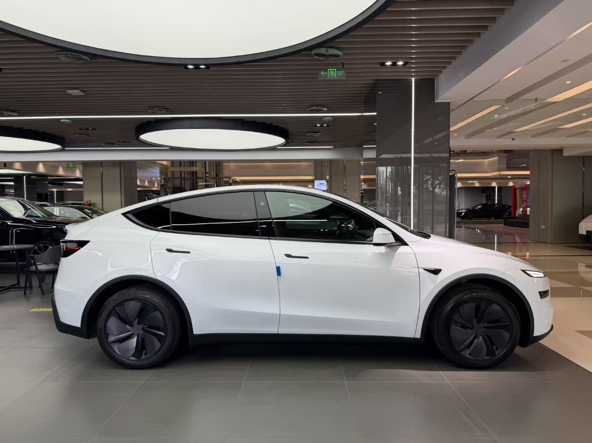 Tesla Model Y 2026 #2 Tesla Model Y 2026 car image #2