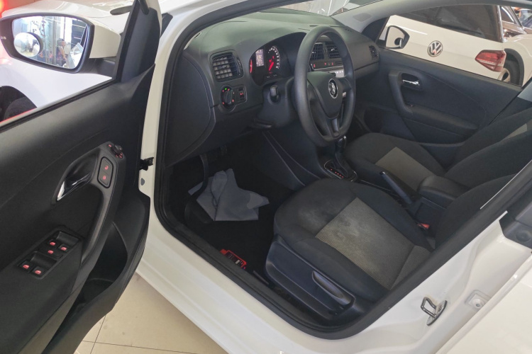 Volkswagen Polo 2018 car image #16