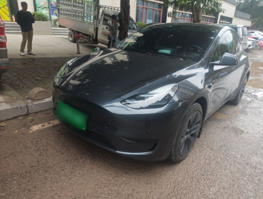Tesla Model Y 2025 صورة سيارة 