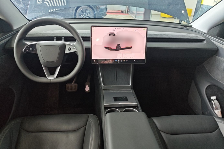 Tesla Model Y 2025 car image #11