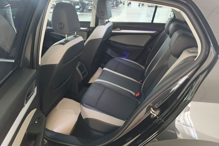 Volkswagen Golf 2023 car image #17