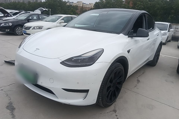 Tesla Model Y 2023 car image #2