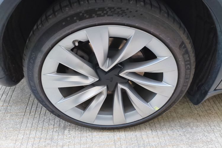 Tesla Model Y 2025 car image #10