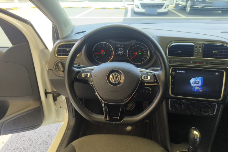 Volkswagen Polo 2018 car image #11