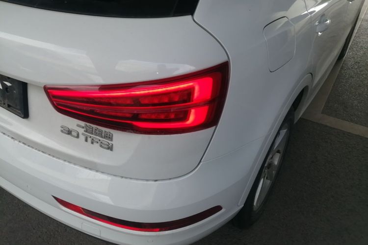 Audi Q3 2017 car image #8